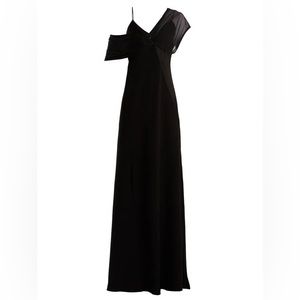 DIANE VON
FURSTENBERG
Contrast-panel V-neck crepe gown
